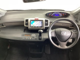 車内は光触媒抗菌消臭施工済です。インパネ周りはスタイリッシュなデザインです。グローブボックスやカップホルダーのほかにトレーなどたくさんの収納スペースが付いています。