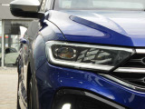 【IQ.LIGHT】 対向車や先行車のドライバーを眩惑することなく、前方の路面と路肩を広範囲に明るく照らすことができるマトリックスLEDヘッドライトを装備。快適なドライブをアシストします。