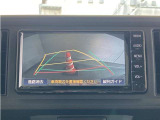 バックモニター付きです。車の後方に小型カメラが付いており、バックする際の後方の様子をモニター上に表示します。