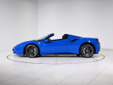 Ferrari 488 Spiderは、2分割式のリトラクタブル・ハードトップ(RHT)を採用しております。電動作動により、約14秒で開閉が完了する仕組みとなってます。