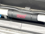 【STIタワーバー】お車の剛性を高めるタワーバーを装備。よりスムーズなコーナリング走行が可能となり、走りも楽しめます。
