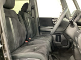 女性でも運転がしやすいように、シートの高さ調整機能(シートリフター)がついています。運転席と助手席の間が空いている為、助手席側への移動がスムーズです。交通量の多い道でも助手席側から乗り降りができます。