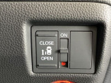 左側電動スライドドアは運転席からでも操作ができるように、ハンドル付近に開閉の操作スイッチが付いています。