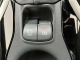 指先でパーキングブレーキの操作ができます。ブレーキホールドもついているので停止中に、ブレーキペダルから足を離しても停止状態を維持し続けてくれます。信号待ちなどの際に非常に便利です。