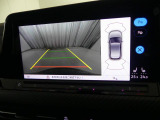 ★リアビューカメラが装備されています。車両後方の映像とガイドラインを表示し、車庫入れなどの安全確認をサポートします。