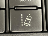 【レーンディパーチャーアラート(LDA)】クルマが車線または走路から逸脱する可能性がある場合に、ブザーまたはハンドルの振動により注意をうながします。機能には限界があるためご注意ください。