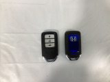 スマートキーを装備しています。鍵を差し込むことなくドアロックの開け閉めと、スタートボタン操作でのエンジンスタートができます。ボタン操作でトランクが開けられるトランクオープナーもついています。