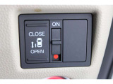乗り降りラクラクな片側パワースライドドアが装備されてます。運転席からもリモート操作が可能です。外からはリモコンキーで開閉することができます。巻き込み防止機能もありますので安心です。