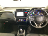 車内は光触媒抗菌消臭施工済です。インパネ周りはスタイリッシュなデザインです。グローブボックスやカップホルダーのほかにトレーなどたくさんの収納スペースが付いています。