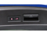 ”ボタンを押せば、リヤゲートが開閉するスイッチです。両手が荷物でふさがっていても、スイッチを押せば自動で動きます。”