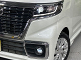 【LEDヘッドライト】悪天候や夜間走行時も良好な視界を確保し安心して運転できる高輝度LEDヘッドライトを装備!点灯速度が早く、消費電力も抑えられています。