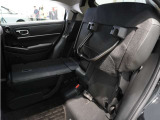 【チップアップ&ダイブダウンシート】はね上げれば高さのある荷物、倒せば長い荷物も収まります。はね上げて、倒して変化するシートで使いやすさをアレンジ。