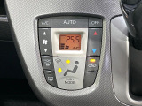 【オートエアコン】一度お好みの温度に設定すれば、車内の温度を検知し風量や温度を自動で調整。暑い…寒い…と何度もスイッチ操作をする必要はありません。快適な車内空間には必須の機能ですね♪