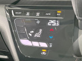 【オートエアコン】一度お好みの温度に設定すれば、車内の温度を検知し風量や温度を自動で調整。暑い…寒い…と何度もスイッチ操作をする必要はありません。快適な車内空間には必須の機能ですね♪