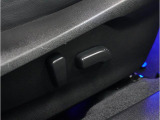 ”電動シートを装備。お客様に安全に運転頂けるよう座席の位置、座面の上げ下げやリクライニングの加減も細やかな設定を可能にしました。”