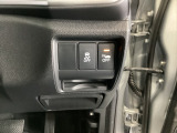 VSA装備車です。VSAはドライバーの操作と車の動きを見守っています。もし車の挙動が乱れたとき、4輪別々にブレーキをかけたり、エンジンパワーをしぼることによって車を安定させます。