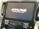 【BIG-Xナビ】人気の大画面BIG-Xナビを装備。専用設計で車内の雰囲気にマッチ!ナビ利用時のマップ表示は見やすく、テレビやDVDは臨場感がアップ!いつものドライブがグッと楽しくなります♪