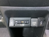 前席の左右別々のシートヒータースイッチが付いています。HiとLoの2段階で温度設定ができます。 スイッチの間にはアクセサリーソケットとETCがついており、高速道路の料金所の通過も楽々です!。