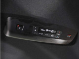 後席用エアコンの操作パネルも装備されており、同乗者の方もお好みの温度で快適なドライブをお楽しみいただけます。