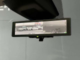 スマートルームミラー装着車です。車両後方のカメラ映像をミラー面に投影します。社内の状況や天候に左右されずいつでもクリアな後方視界が得られます。