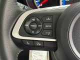 ナビゲーションやオーディオをステアリングに組み込まれたボタンで操作ができます。視線を逸らす事もなく操作出来るので安全です。