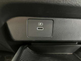 運転席と助手席の間には充電ポケットがついています!すぐ下に携帯を置くスペースがあるので楽々充電!