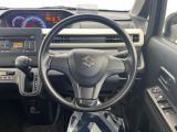 インテリアに合わせたデザインのステアリングは、運転される方のことも考え、運転しやすい形状、大きさです。是非一度、実際に触ってお確かめください。