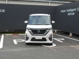 ヘッドライトの上向き下向きを自動で切り替えてくれます。対向車や前方の車にも迷惑をかけにくくなります。