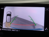 ギアをリバースに入れると車両後方の映像を映し出します。画面にはガイドラインが表示され、車庫入れや縦列駐車などの際に安全確認をサポートします。