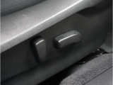”電動シートを装備。お客様に安全に運転頂けるよう座席の位置、座面の上げ下げやリクライニングの加減も細やかな設定を可能にしました。”