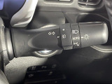 【ハイビームアシスト】対向車のヘッドランプなど前方の明るさを検知し、ハイビームとロービームを自動で切り替えします。