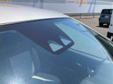 (@_@)「スマアシIII」の基盤となるのが、このフロントウインドウ上部のステレオカメラと、車体に備わったソナーセンサー。これらを使って先行車や歩行者、障害物などを検知し、危険回避を支援してくれます!
