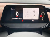 運転席のマルチインフォメーションディスプレイはトラベルアシストの状態やエネルギーモニター、タイヤ空気圧モニターなど必要な情報が表示されます。