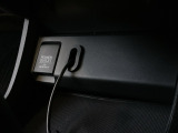 アクセサリーソケットはUSBのアダプターなどをつければ、スマホの充電にも使えます。周辺には物が置けるトレーがついています。