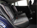 リアシートのセンターアムレストには2つのカップフォルダーつきで、車内全員がゆったりお過ごしいただけます!!