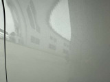 右フロントフェンダーにA1サイズの傷がございます。