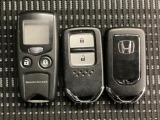 スマートキーを装備しています。鍵を差し込むことなくドアロックの開け閉めと、スタートボタン操作でのエンジンスタートができます。加えて、純正リモコンエンジンスターター用の操作キーもついています。