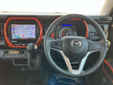 運転席は、ハンドルから手が届きやすい位置にスイッチ類が配置され、ロングドライブなども快適に楽しめます。