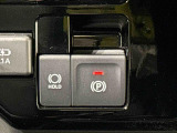 指先だけで簡単に操作が可能な電動パーキングブレーキを採用。「HOLD」スイッチを押すと、渋滞や信号待ちなどでブレーキペダルから足を離しても、ブレーキを保持するので安心です