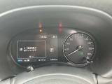 視認性の高いメーターで運転情報を的確に把握できます