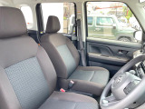 運転席まわりには十分なスペースがあり、大柄な方でもゆったり運転していただける環境です。
