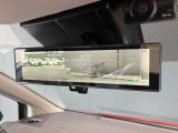 車両後方のカメラ映像をミラー面に投影します。社内の状況や天候に左右されずいつでもクリアな後方視界が得られます。