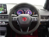 【Honda SENSING】 カメラ等装置で精度の高い検知能力を発揮、安全運転を支援します。ステアリング上のコントローラーに注目!