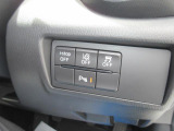 こちらのお車には先進安全装備が多数搭載されています。衝突被害を回避あるいは軽減するためのブレーキや、後方死角からの接近警報、車線逸脱を防止する警報装置など、詳しくはスタッフまでお尋ねください。