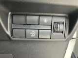 レベライザー、車線逸脱警報装置など安全装置に関する操作ボタンが付いています。