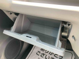 助手席側の収納です。こちらに車検証などの書類を収納できます。