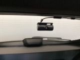 後方にもドライブレコーダーのカメラが付いています。前後両方でお車の周りを監視・記録いたします。
