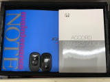 スマートキーは鍵をバッグに入れたままでもドアロックの開閉やエンジンのON・OFFができます。夜間や雨の日も鍵を探さなくて良いので便利です。