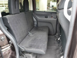 リアシートは固定式です。車椅子を乗せるときは、ヘッドレストを外して倒せはOKです。