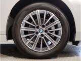 BMWの純正アロイホイールは軽量かつ強度にも優れているホイールで走行性能を引き上げる設計になっております。足元にもBMWは妥協がなくこだわっている個所になります。
